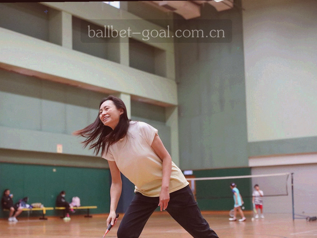 翻开的资质认证文件夹与能效标识贴纸特写，文字模糊不可辨